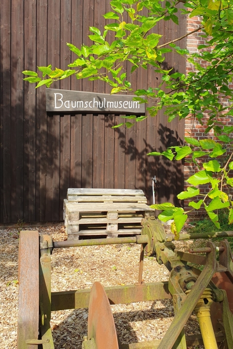 Baumschulmuseumsschild (Foto: Jana Stoppel) Baumschulmuseumsschild (Foto: Jana Stoppel)